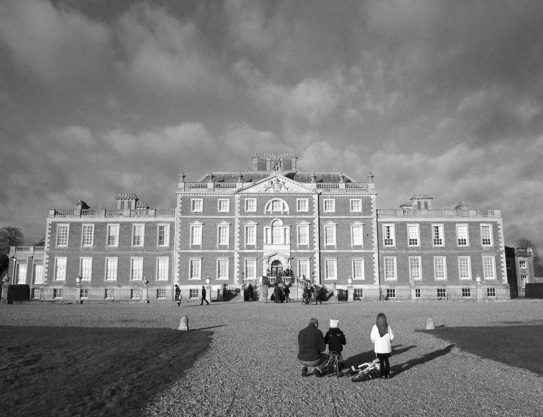 Noah Jigsaw Puzzle Wimpole Hall in Cambridgeshire, England. in black white 1000 pieces
