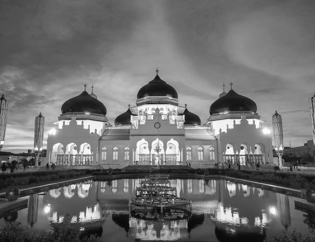 Noah Jigsaw Puzzle Baiturrahman Grand Mosque in Banda Aceh, Indonesia. in black white 1000 pieces