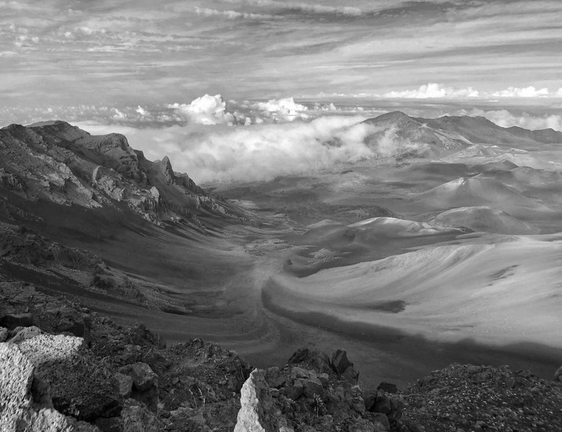 Noah Jigsaw Puzzle An overlooking view of 'aiea loop trail in hawaii USA in black white 1000 pieces