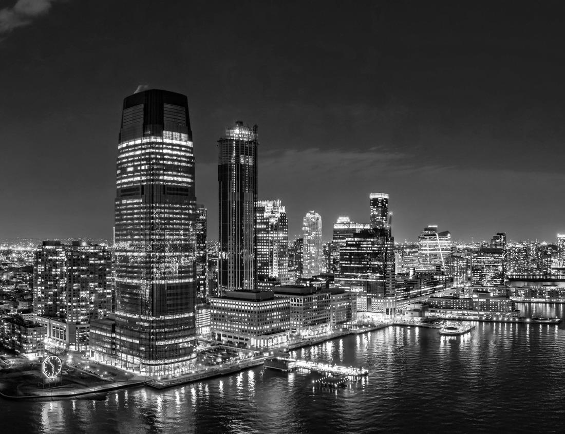 Noah Jigsaw Puzzle Low tide on the beach at Mawgan Porth in Cornwall in black white 1000 pieces