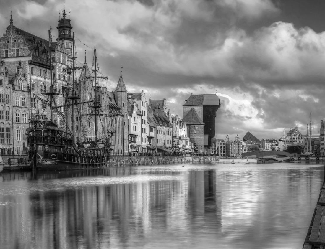 Noah Jigsaw Puzzle Aerial view of the city center of Reggio Emilia, Emilia Romagna/Italy in black white 1000 pieces