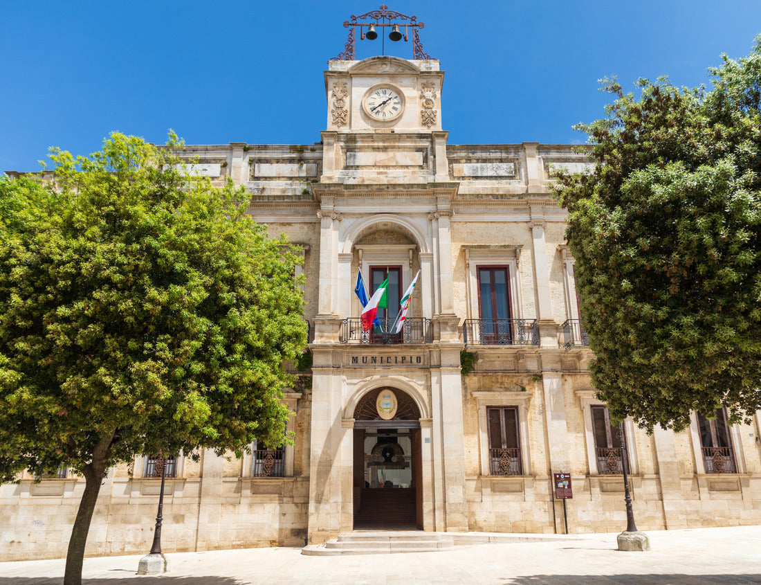 Noah Jigsaw Puzzle Italy, Apulia, Metropolitan City of Bari, Gioia del Colle. Municipal building. Italian word “municipio” meaning municipal 1000 pieces
