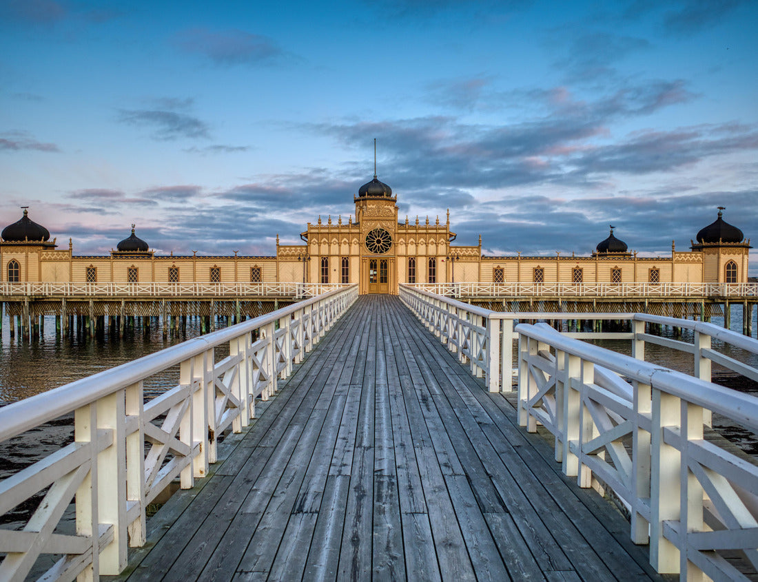 Noah Jigsaw Puzzle Cold bath house, kallbadhuset, on poles on a beautiful morning by the beach in Varberg Sweden 1000 pieces