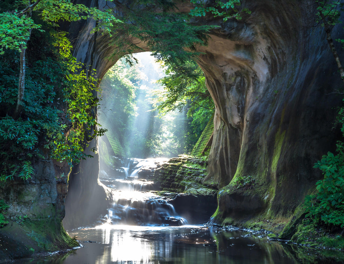 Noah Jigsaw Puzzle Nomizo Falls and Kameiwa Cave are waterfalls that flow through the Kameiwa cave in Kimitsu City, Chiba Prefecture 1000 pieces