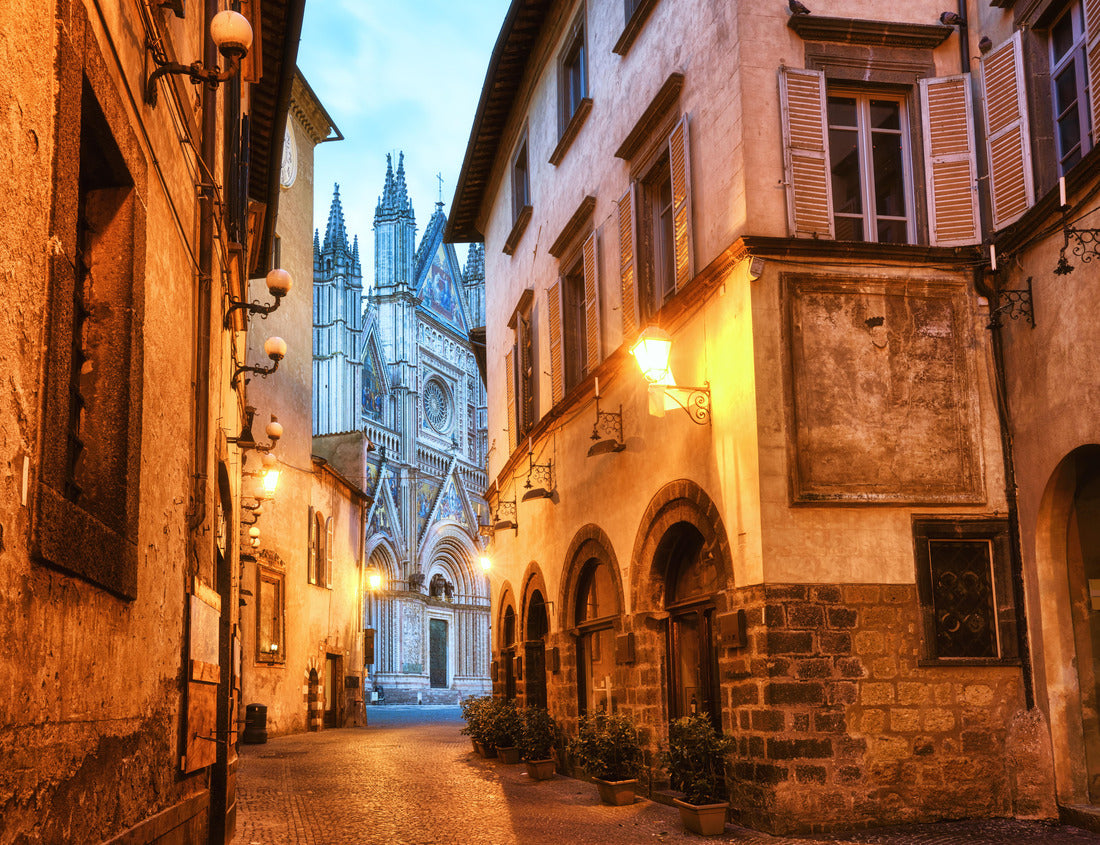 Noah Jigsaw Puzzle Narrow street in the old town of Orvieto, Italy, leading to the historic cathedral 1000 pieces