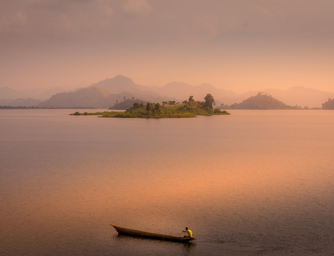 Noah Jigsaw Puzzle Lake Mutanda at sunset with a view of the volcanoes Muhavuru and Gahinga in East Africa, along the border of Rwanda and Uganda 1000 pieces