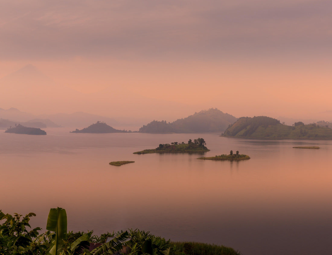 Noah Jigsaw Puzzle Morning panorama of Lake Mutanda with a view of the volcanoes Mount Muhavuru and Mount Gahinga in East Africa, along the border of Rwanda and Uganda 1000 pieces