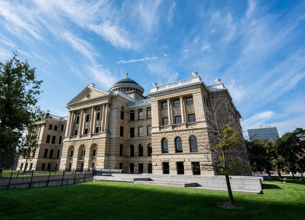 Side angle photo of Lucas county courthouse in downtown Toledo Ohio