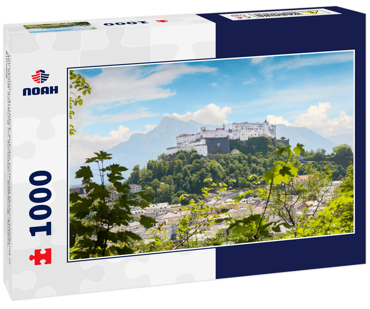 Panorama-Ausblick auf die Festung Hohensalzburg in der Stadt Salzburg im Sommer - Salzburg, Austria, Europe