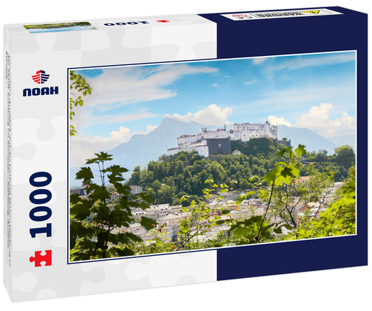 Panorama-Ausblick auf die Festung Hohensalzburg in der Stadt Salzburg im Sommer - Salzburg, Austria, Europe