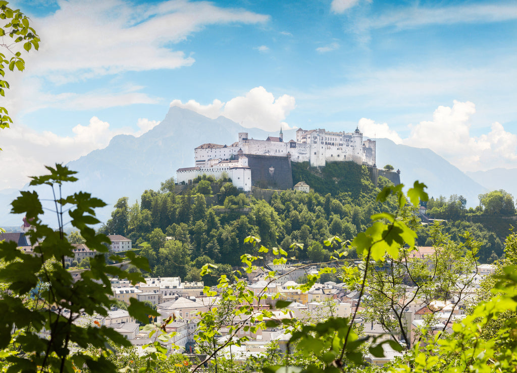 Panorama-Ausblick auf die Festung Hohensalzburg in der Stadt Salzburg im Sommer - Salzburg, Austria, Europe