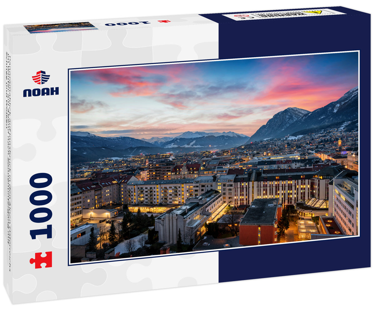 Panoramablick auf Innsbruck in den Alpen Österreichs im Winter am Abend nach Sonnenuntergang mit Schnee und Wolken