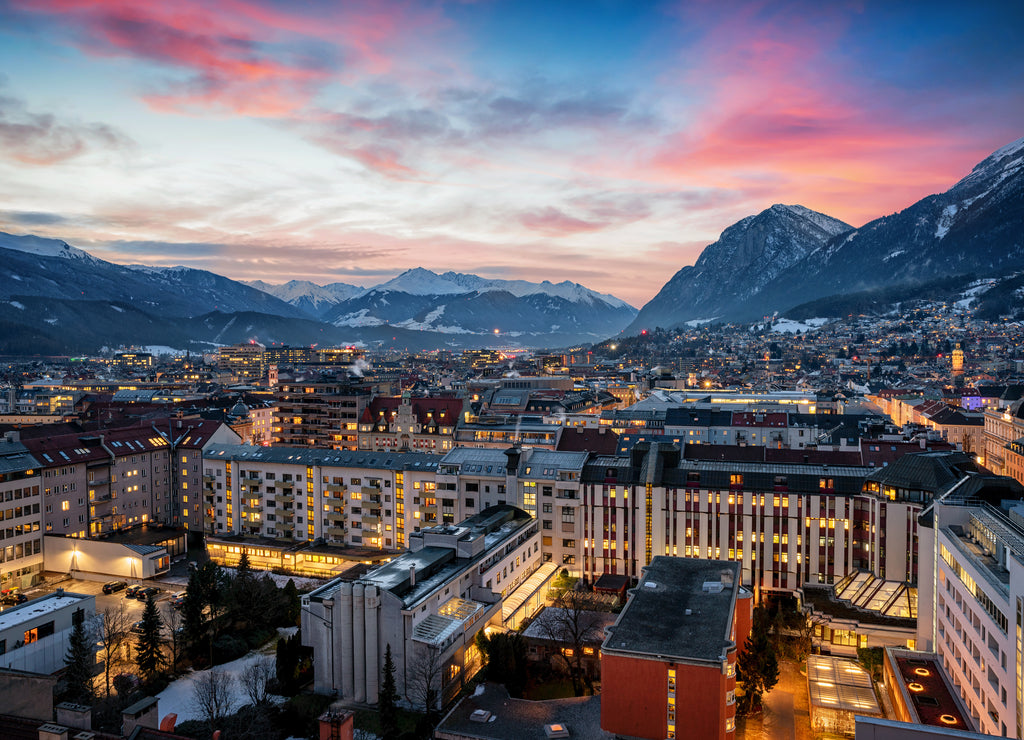 Panoramablick auf Innsbruck in den Alpen Österreichs im Winter am Abend nach Sonnenuntergang mit Schnee und Wolken