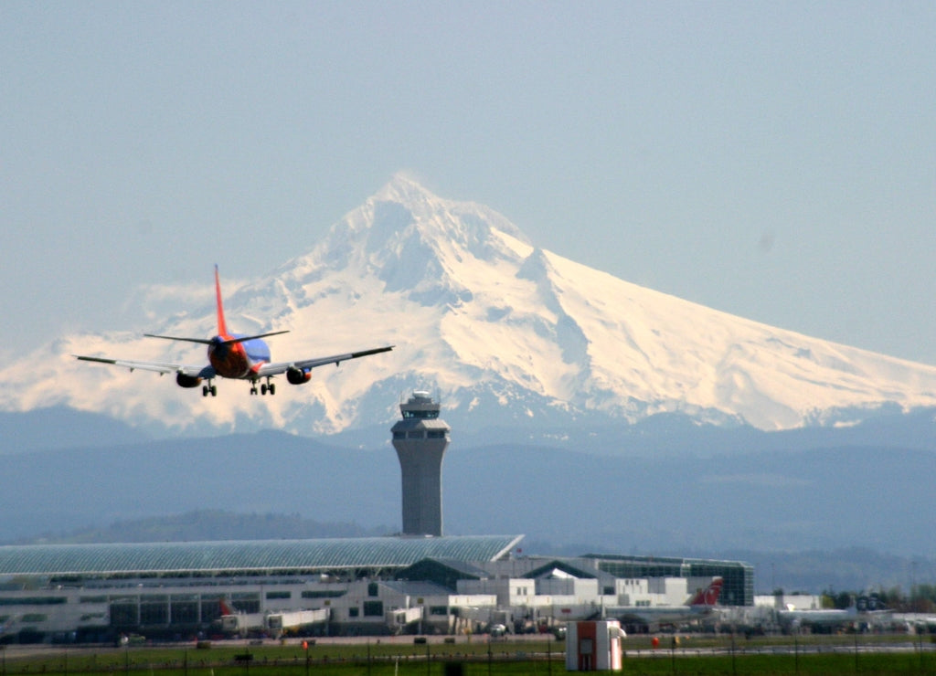 airliner landing at portland oregon