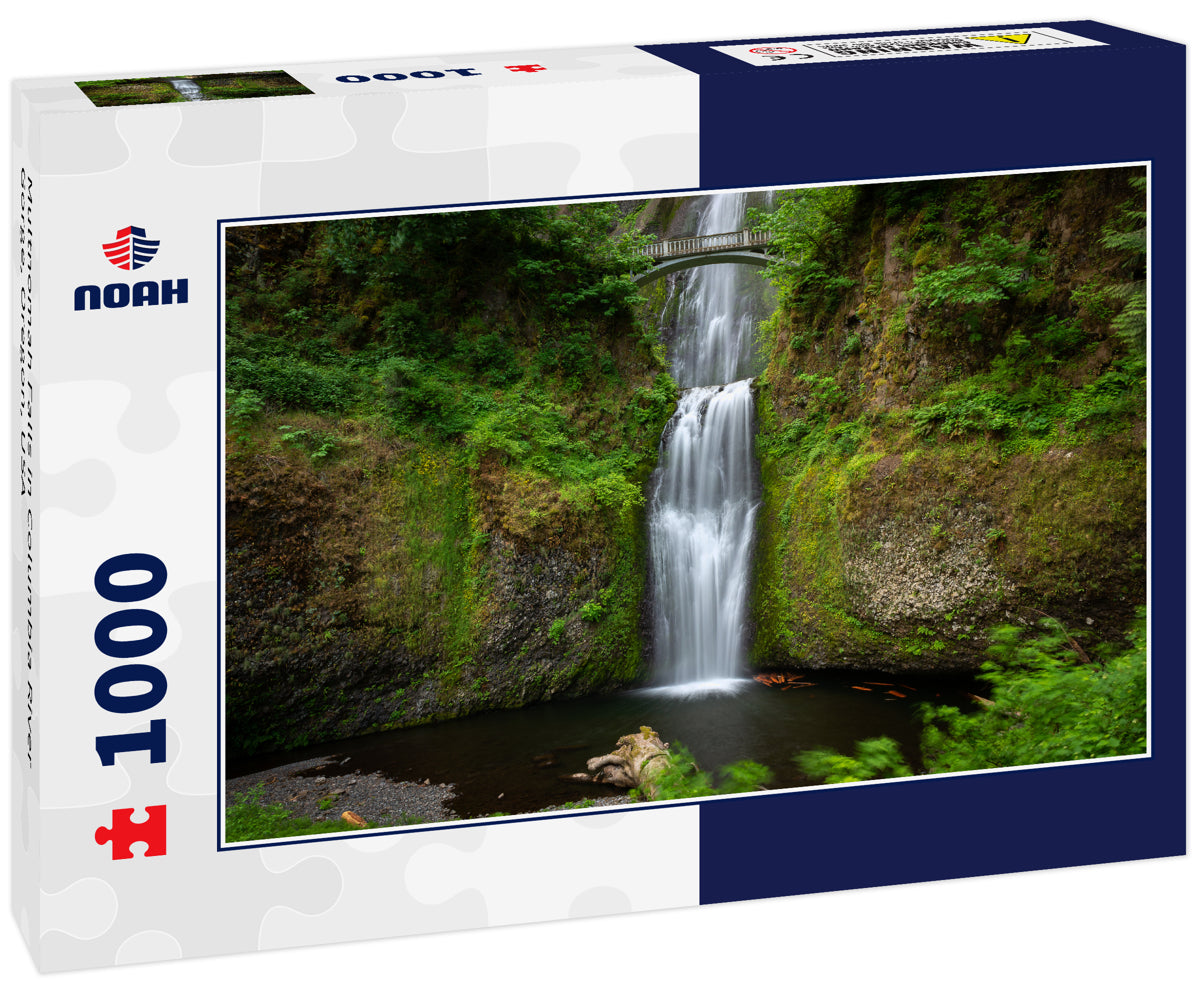 Multnomah Falls in Columbia River Gorge, Oregon, USA