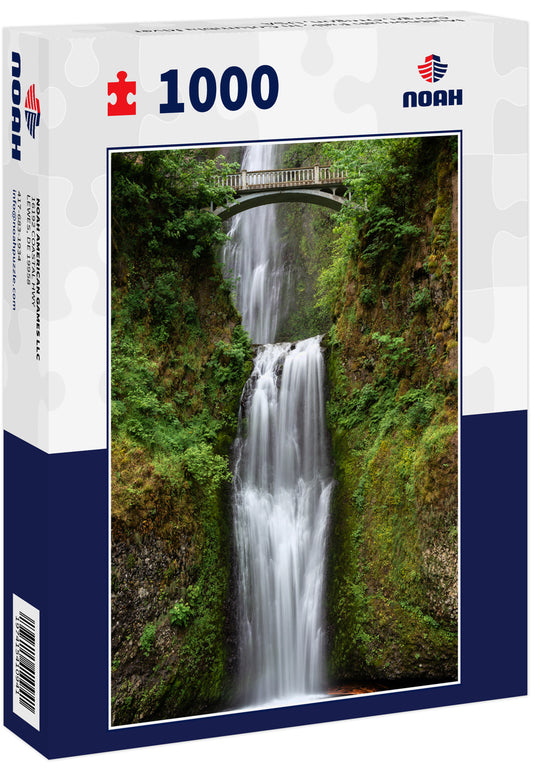 Multnomah Falls in Columbia River Gorge, Oregon, USA