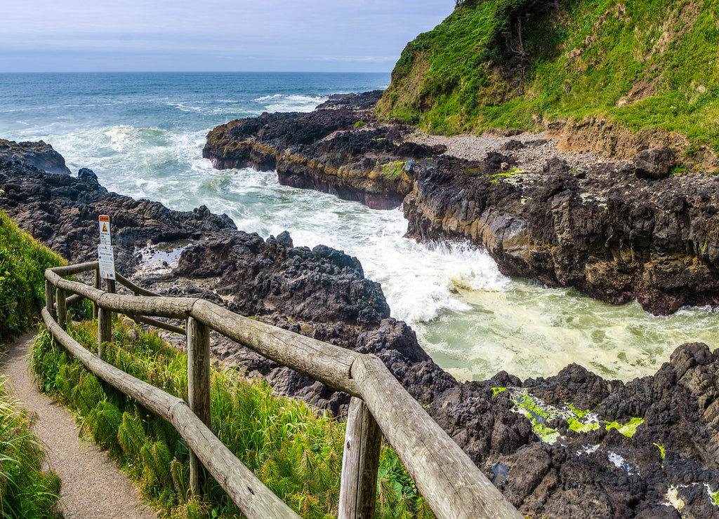 Devil's churn and hiking trail, Cape Perpertua Scenic Overlook, Yachats, natural landmark of the Oregon Coast, USA