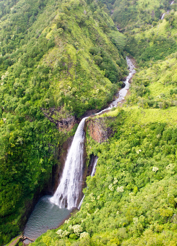 Luftaufnahme der Manawaiopuna Falls, bekannt aus Jurassic Park, in den Bergen auf Kauai, Hawaii, USA