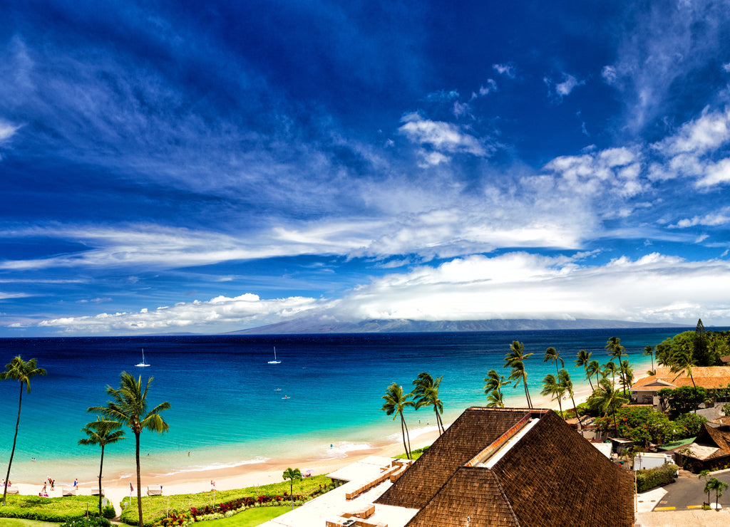 Blick über den Strand von Kaanapali Beach auf Maui über das Meer auf die Insel Molokai in Hawaii, USA