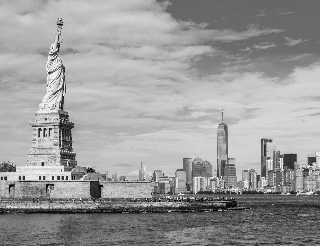 Noah Jigsaw Puzzle Lake Tahoe from the Nevada side on a clear, sunny day in black white 1000 pieces