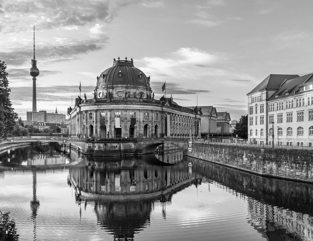 Noah Jigsaw Puzzle Durban City Beach-Front Skyline in summer twilight sky in Kwazulu-Natal South Africa in black white 1000 pieces