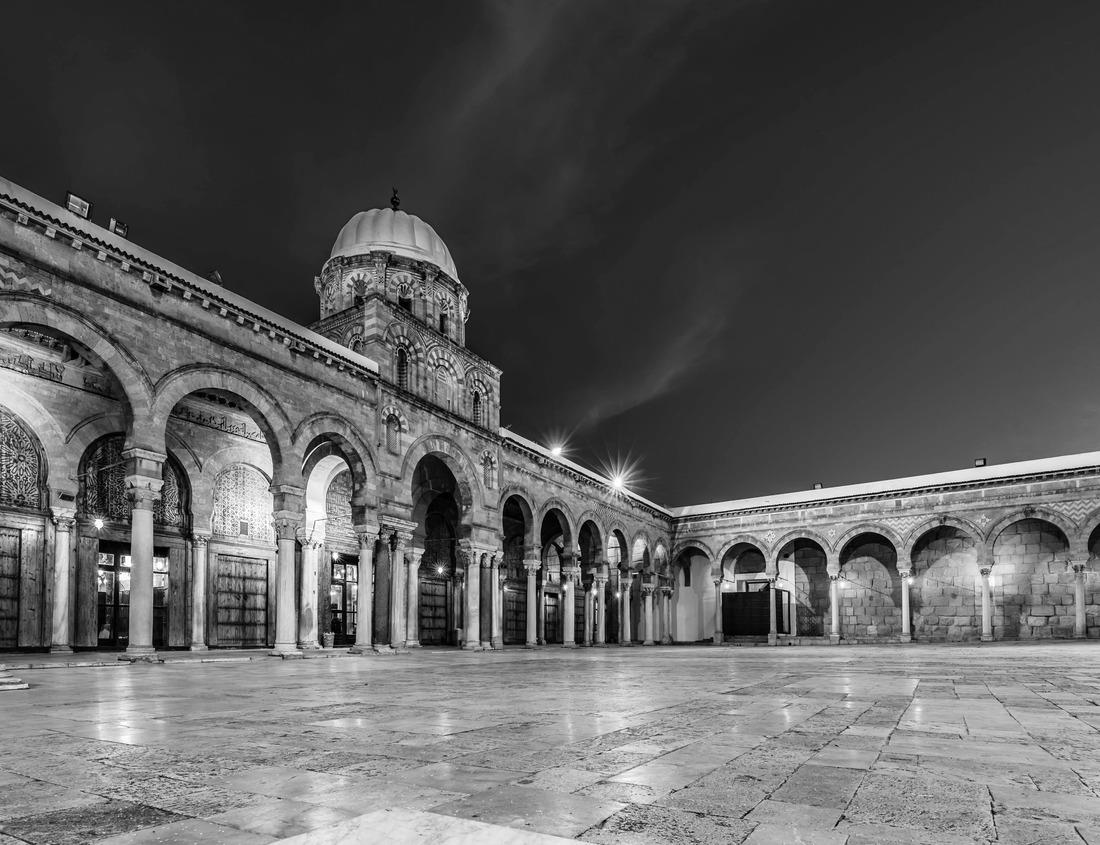 Noah Jigsaw Puzzle Chongqing, China at Hongyadong traditional district in black white 1000 pieces