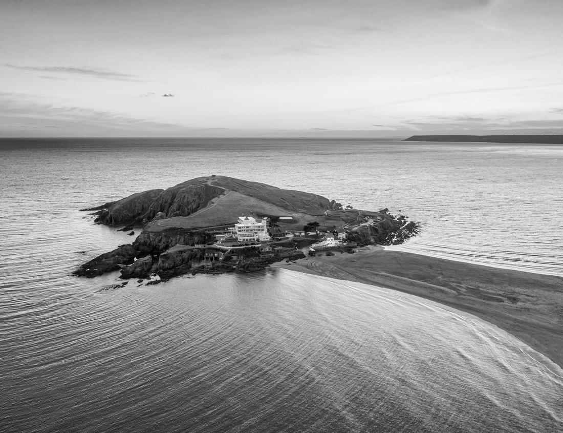Noah Jigsaw Puzzle Bragança is a city and municipality in northeastern Portugal, capital of the district of Bragança, in the Terras de Trás-os-Montes in black white 1000 pieces