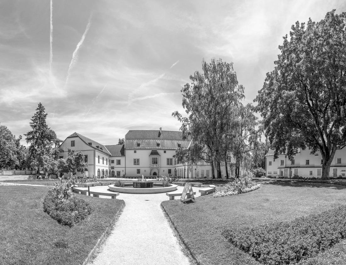Noah Jigsaw Puzzle Miami skyline at dusk on cloudy evening with dramatic sky showing brickell and downtown and the marina in the foreground with the large impressive yachts and boats in black white 1000 pieces