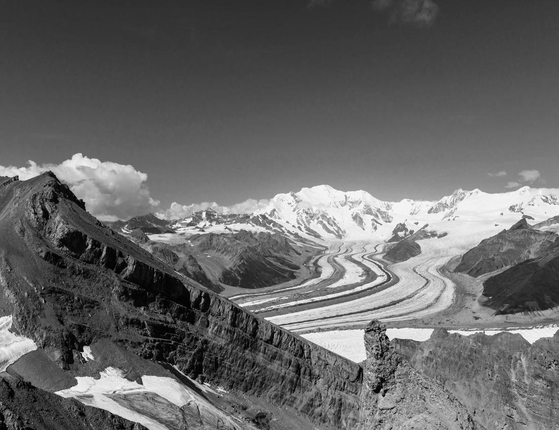 Noah Jigsaw Puzzle Aspen City skyline with dramatic sunset in black white 1000 pieces