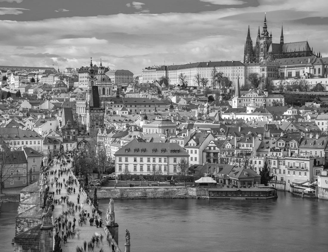 Noah Jigsaw Puzzle Lake Mutanda at sunset with a view of the volcanoes Muhavuru and Gahinga in East Africa, along the border of Rwanda and Uganda in black white 1000 pieces