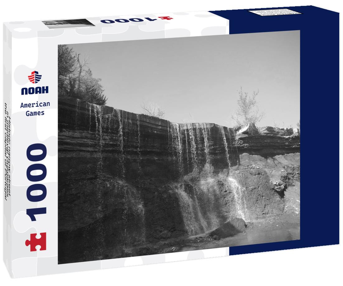 Noah Jigsaw Puzzle Historic narrow street in medieval Guimaraes, the first capital of Portugal in black white 1000 pieces