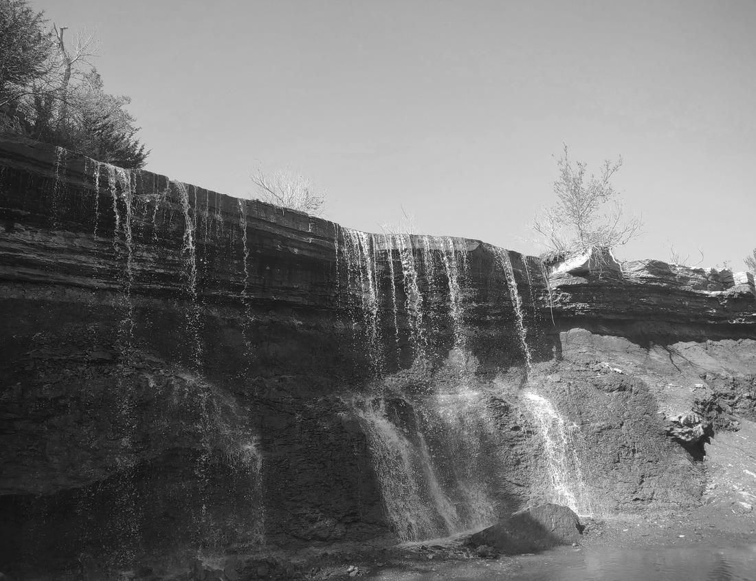 Noah Jigsaw Puzzle Historic narrow street in medieval Guimaraes, the first capital of Portugal in black white 1000 pieces