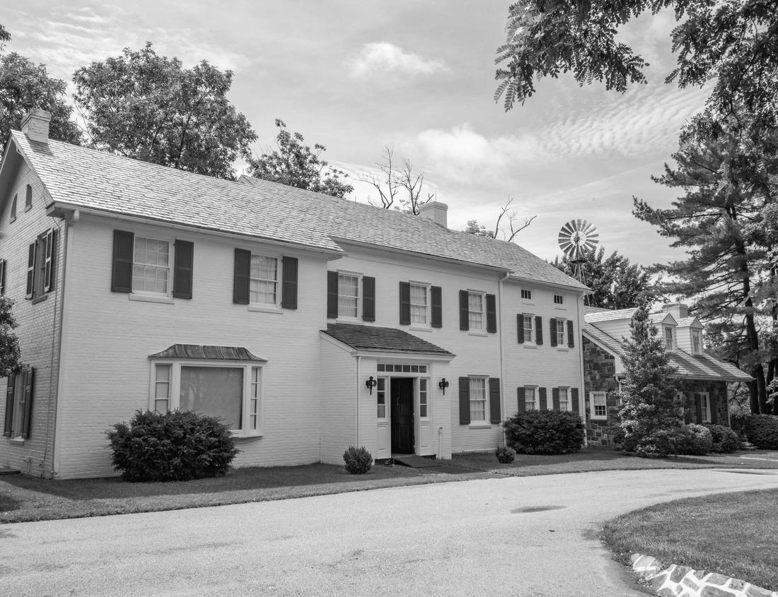 Noah Jigsaw Puzzle Medieval city of Ghent (Gent) in Flanders with St. Nicholas Church and Ghent City Hall, Belgium. Sunset city of Ghent in black white 1000 pieces