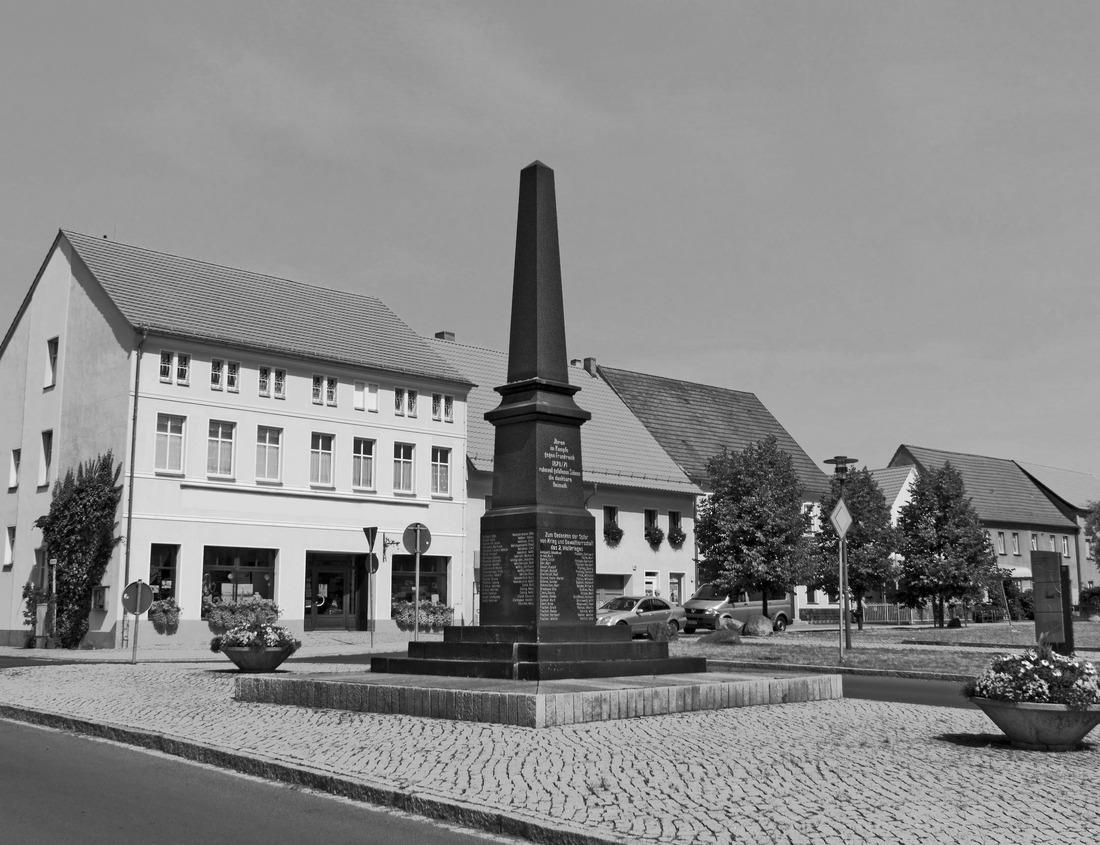 Noah Jigsaw Puzzle Downtown Nysa in Poland in black white 1000 pieces