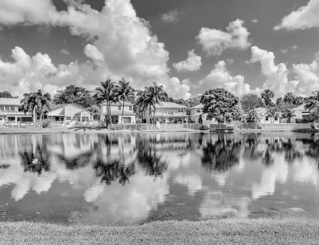 Noah Jigsaw Puzzle Downtown Hutchinson, Kansas in the summer in black white 1000 pieces