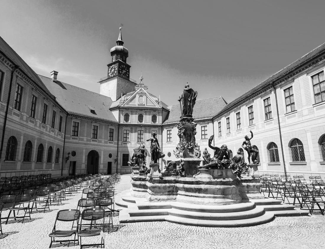 Noah Jigsaw Puzzle Architecture of the old town of Vicenza. UNESCO World Heritage Site in Italy in black white 1000 pieces