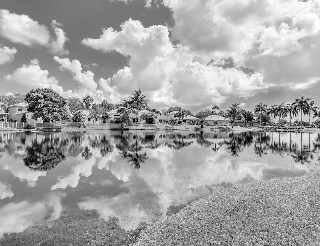 Noah Jigsaw Puzzle Downtown Hutchinson, Kansas in the summer in black white 1000 pieces