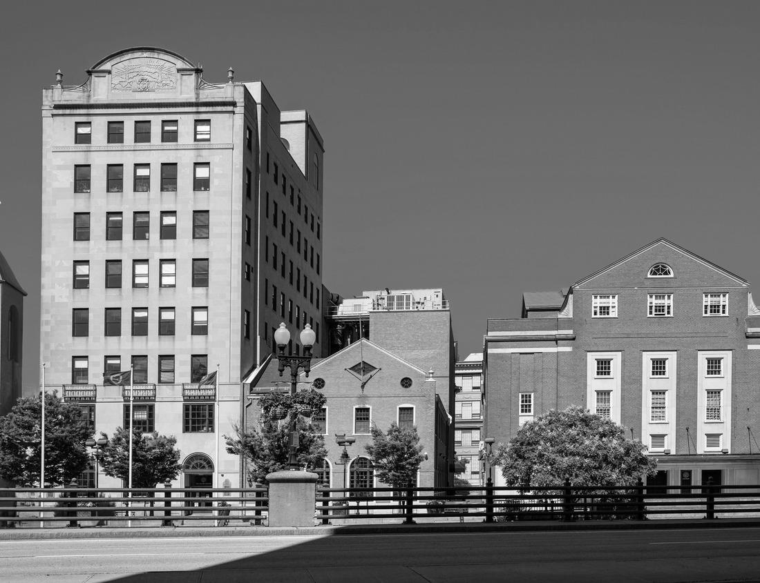 Noah Jigsaw Puzzle Geneva skyline, Lake Geneva, the Jet d'eau fountain, the bay, the harbor and the cathedral tower in black white 1000 pieces