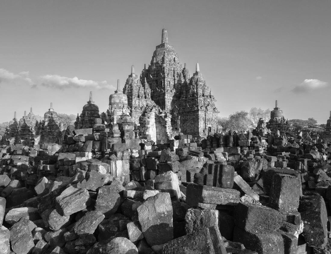 Noah Jigsaw Puzzle A log gazebo sits in Corbin Park overlooking the Spokane River in Post Falls, Idaho, USA in black white 1000 pieces