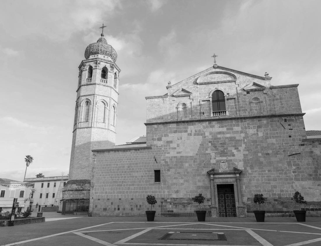 Noah Jigsaw Puzzle Green Mountain Panoramic Antenna with Bear Tops in the Distance just after sunrise in Boulder, Colorado in winter in black white 1000 pieces