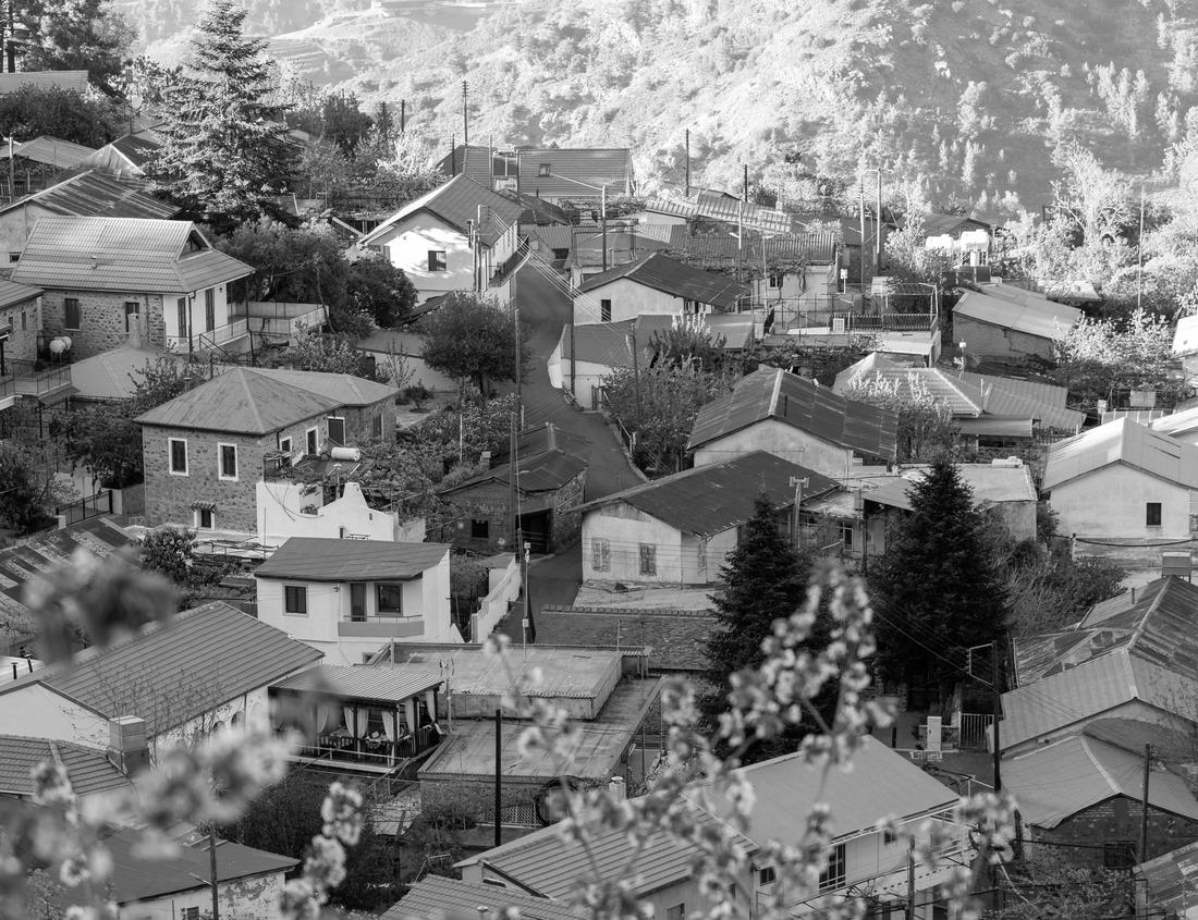 Noah Jigsaw Puzzle Moraine Lake at sunrise, Banff. Canadian Rockies, Alberta, Canada in black white 1000 pieces