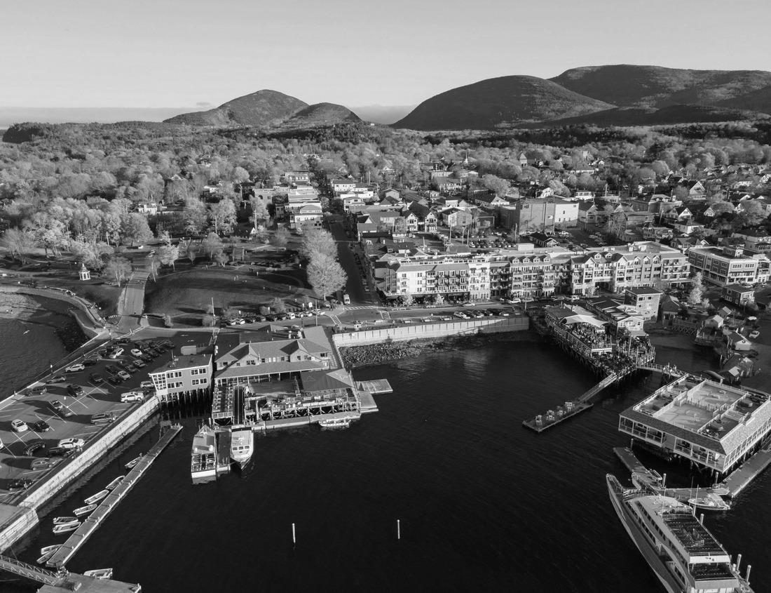 Noah Jigsaw Puzzle Marquette-Hafen Lighthouse in Michigan Upper Peninsula during winter time in black white 1000 pieces