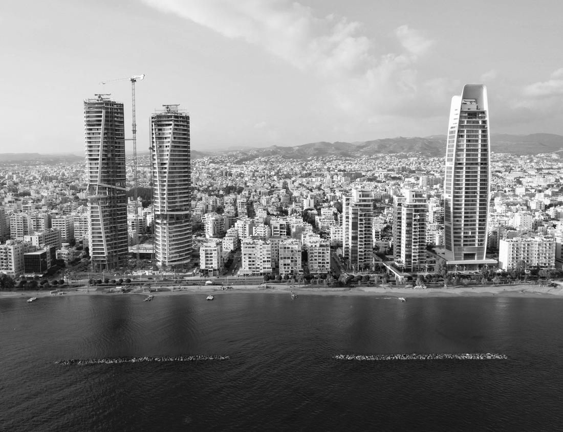 Noah Jigsaw Puzzle Comacchio, Italy - often compared to Venice for the canals and the architecture, Comacchio displays one of the most characteristic old towns in Emilia Romagna in black white 1000 pieces