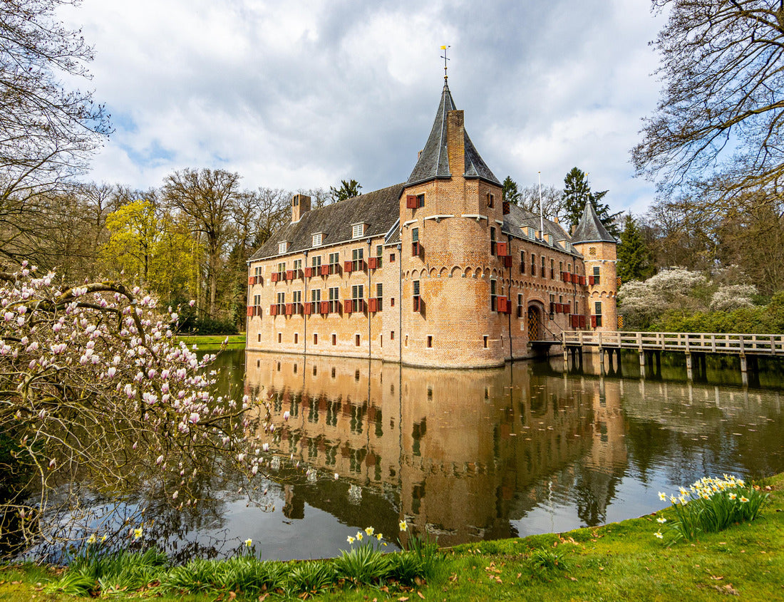 Noah Jigsaw Puzzle Castle Het Oude Loo with its bridge surrounded by its moat with reflection in the water and trees, sunny spring day with blue sky and white clouds in Paleispark Kroondomein, Apeldoorn, Netherlands 1000 pieces