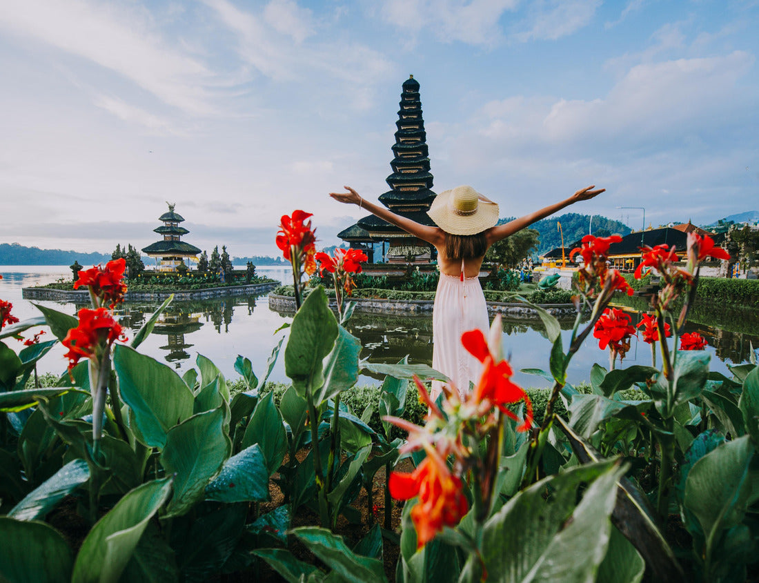 Noah Jigsaw Puzzle Beautiful girl visiting the ulun danu bratan temple in Bali. Concept about exotic lifestyle wanderlust traveling 1000 pieces