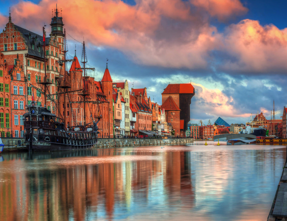 Noah Jigsaw Puzzle Beautiful scenery of the old town of Gdansk over the Motlawa river at sunrise, Poland 1000 pieces