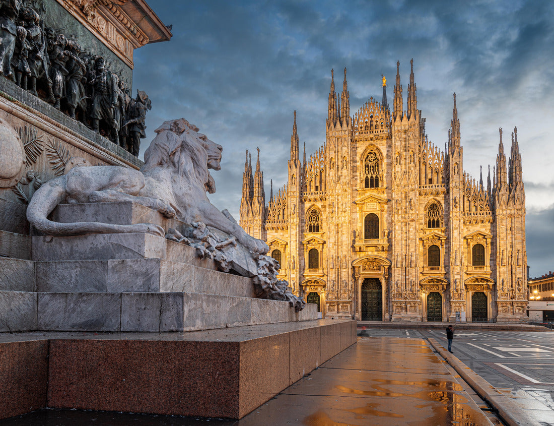 Noah Jigsaw Puzzle Milan, Italy at the Milan Duomo and Statua di Vittorio Emanuele II at dusk 1000 pieces