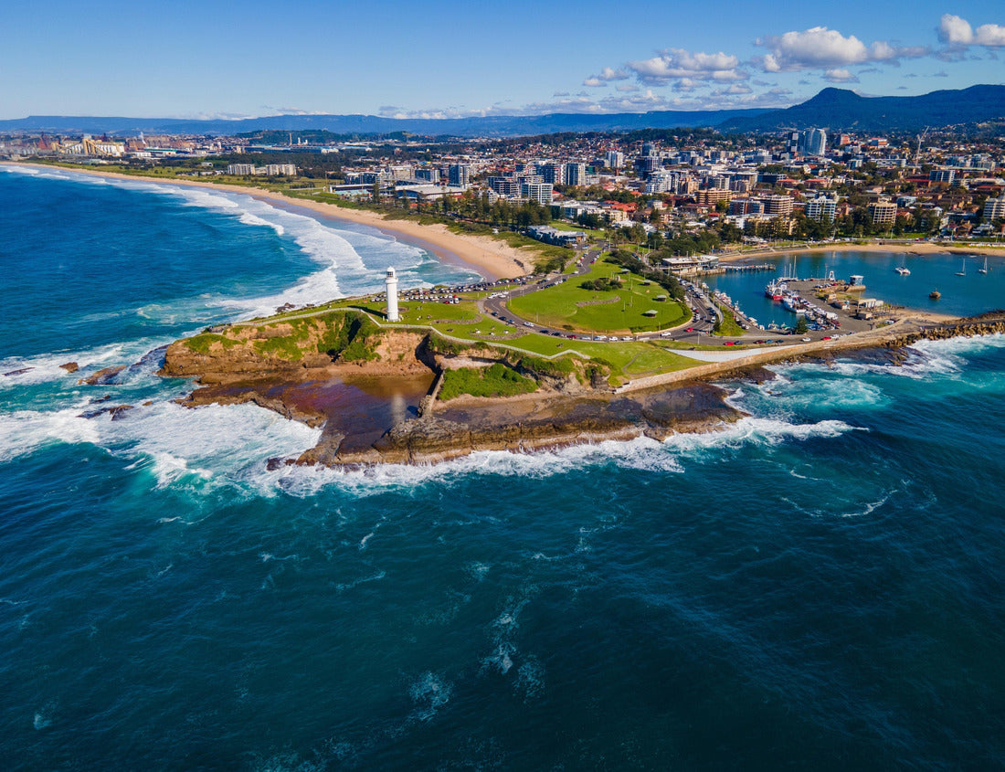 Noah Jigsaw Puzzle Flagstaff Point Lighthouse at Wollongong on the New South Wales South Coast, Australia with Wollongong city in the back ground on a sunny day 1000 pieces