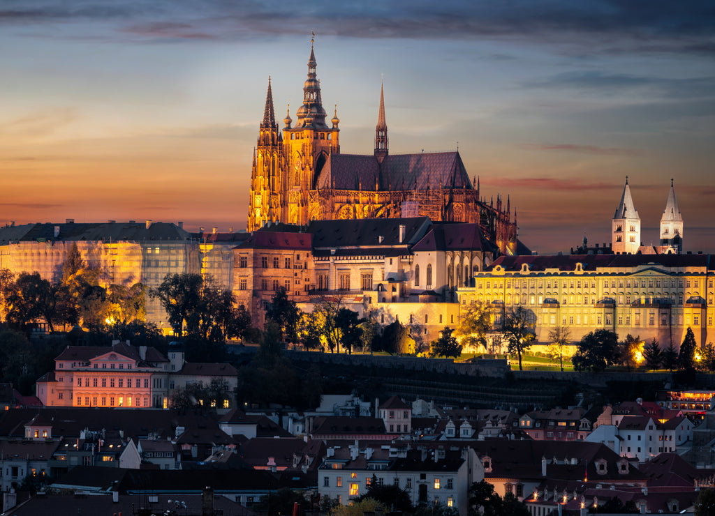 Die beleuchtete Prager Burg hoch über der Altstadt Mala Strada am Abend, Tschechische Republik