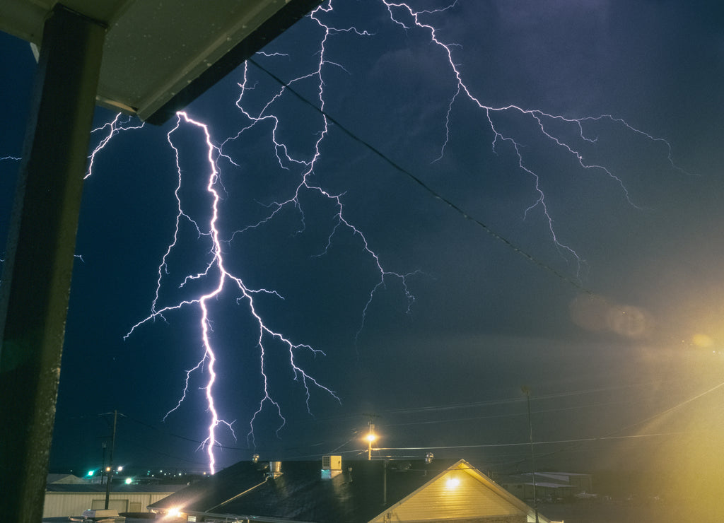 A powerful lightning bolt with many side branches strikes in the Texas town of Jacksboro